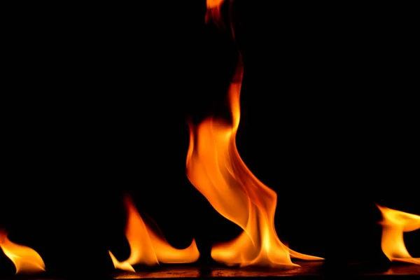 Piękny ogień płomienie na czarnym tle. Obrazek Stockowy