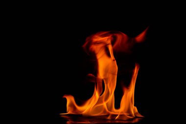 Güzel ateş alevler siyah arka plan üzerine.