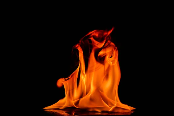 Belle fiamme di fuoco su sfondo nero . — Foto Stock