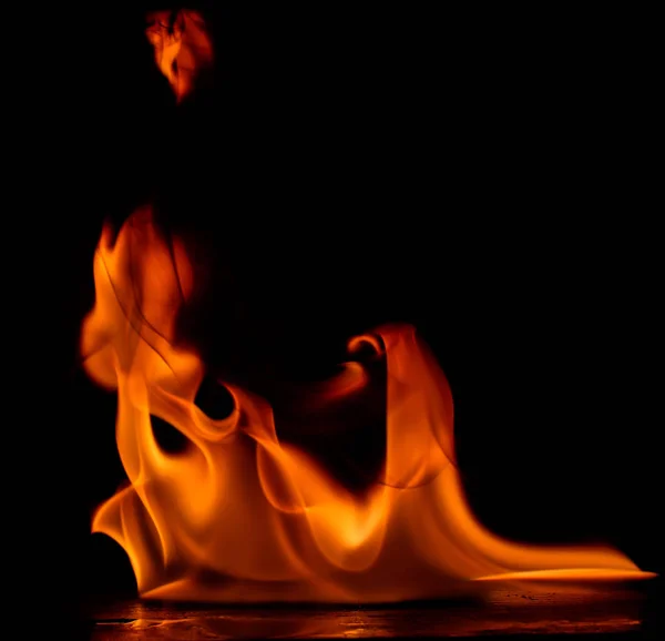 Огонь полыхает на черном фоне . — стоковое фото