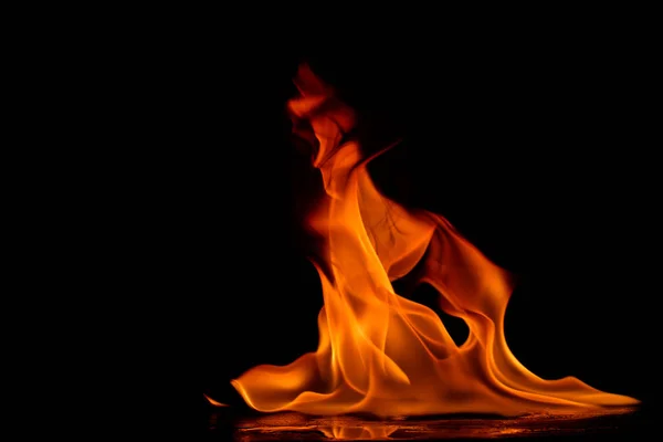 Piękny ogień płomienie na czarnym tle. Zdjęcie Stockowe