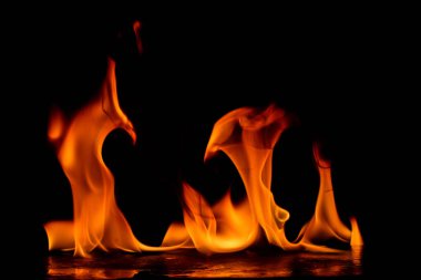 Güzel ateş alevler siyah arka plan üzerine.