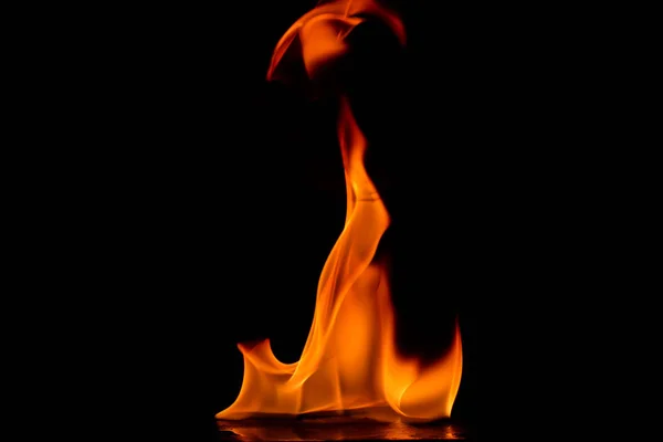 Krásný ohněm na černém pozadí. — Stock fotografie