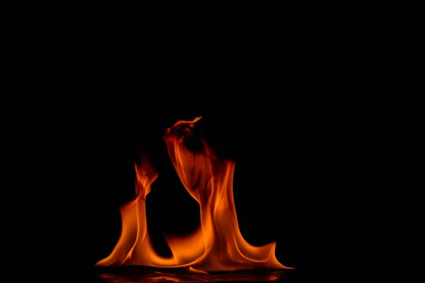 Hermosas llamas de fuego sobre fondo negro . —  Fotos de Stock