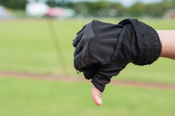 Schlechte Hand mit Sporthandschuhen zum Abschied — Stockfoto
