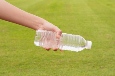 Sağlıklı kadın Holding taze su şişesi el