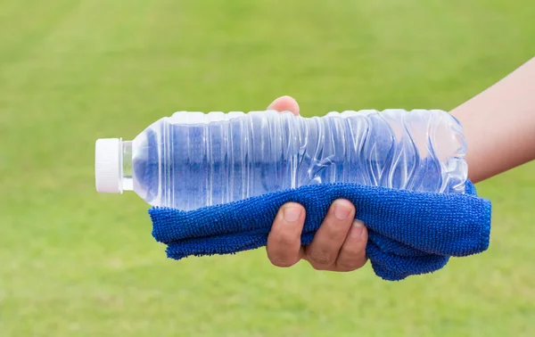 Mano de mujer sana Sosteniendo la botella de agua dulce, suave - enfoque — Foto de Stock