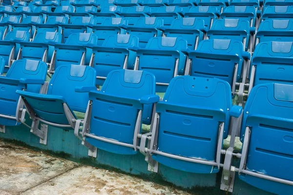 Un gruppo di posti vuoti o sedie in stadio, teatro o concerto — Foto Stock