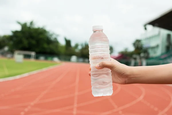 Mano de mujer sana Sosteniendo botella de agua dulce — Foto de Stock