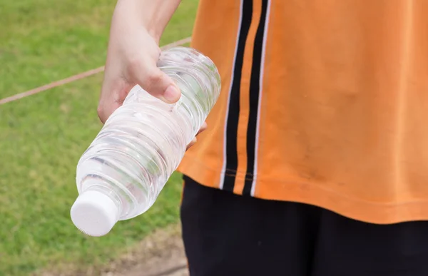 Mano de mujer sana Sosteniendo botella de agua dulce — Foto de Stock