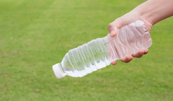 Mano de mujer sana Sosteniendo botella de agua dulce — Foto de Stock