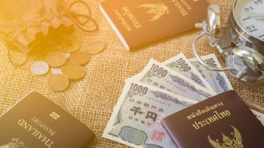 Yen para ve pasaport trav için çuval arka plan üzerinde ile yen sikke
