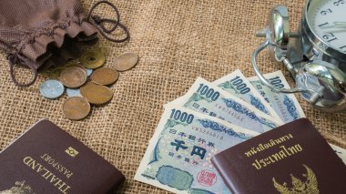 Yen para ve pasaport trav için çuval arka plan üzerinde ile yen sikke