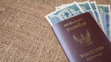 Üst-görünüm analog saat ve çuval arka plan, masaya pasaport v