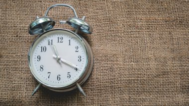 Üst-görünüm analog saat tablo çuval arka planda, vintage tarzı