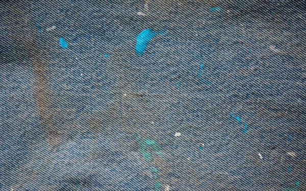 Vaqueros azules de pie con fondo de textura de color acrílico en ret —  Fotos de Stock