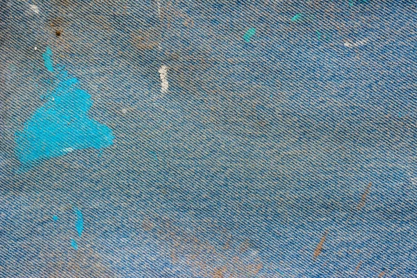 Vaqueros azules de pie con fondo de textura de color acrílico en ret — Foto de Stock