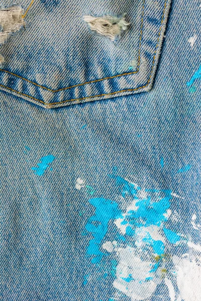Niebieskie dżinsy stojący z akryl kolor tekstury tło w ret — Zdjęcie stockowe