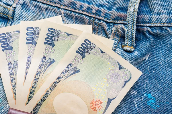 ブルー ジーンズのポケット、旅行者コン、タイのパスポートと円のお金 — ストック写真
