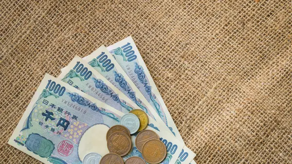 Yen dinero y moneda de yen con pasaporte en el fondo del saco para trav — Foto de Stock