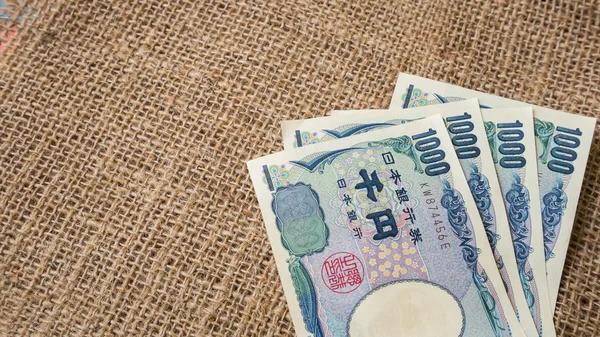 Yen dinero y moneda de yen con pasaporte en el fondo del saco para trav — Foto de Stock
