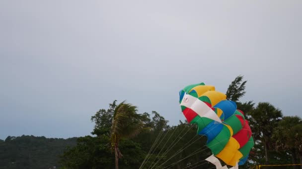 Parasail 4K sulla spiaggia con sfondo tramonto, Phuket, Thailandia — Video Stock