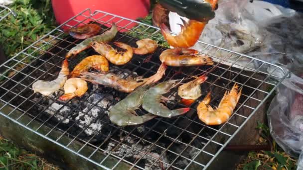 De handen zijn gegrilde zeevruchten grill of barbecue met houtskool in de partij — Stockvideo