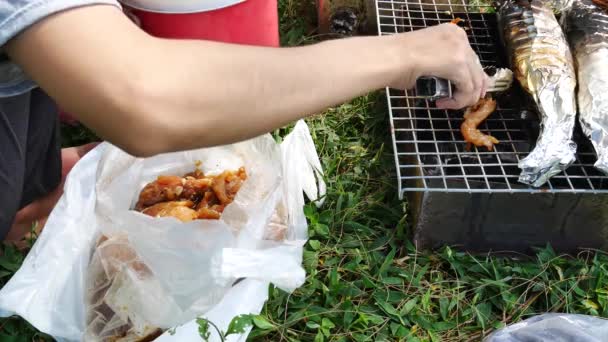 De handen zijn gegrilde zeevruchten grill of barbecue met houtskool in de partij — Stockvideo