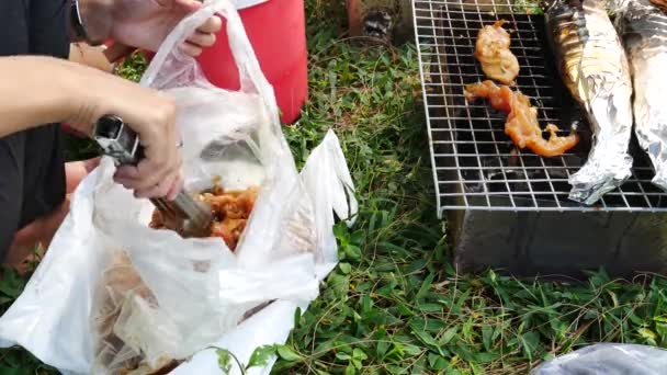 Le mani sono grigliate Grigliate di frutti di mare o barbecue con carbone alla festa — Video Stock