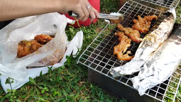 Le mani sono grigliate Grigliate di frutti di mare o barbecue con carbone alla festa — Video Stock