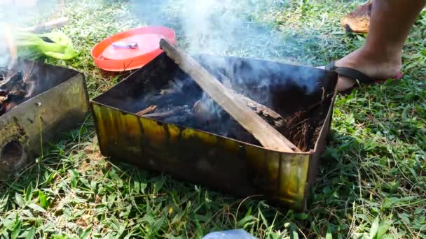 Огонь для приготовления пищи или барбекю, гриль с углем — стоковое видео