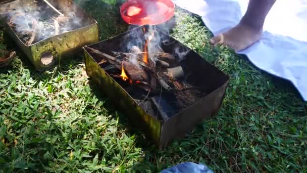 Oheň na vaření nebo grilování, gril s dřevěným uhlím — Stock video
