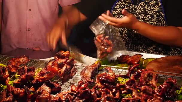 Gatan thaimat säljare på natten gatan grillad kyckling eller Bbq med träkol, Thailand — Stockvideo