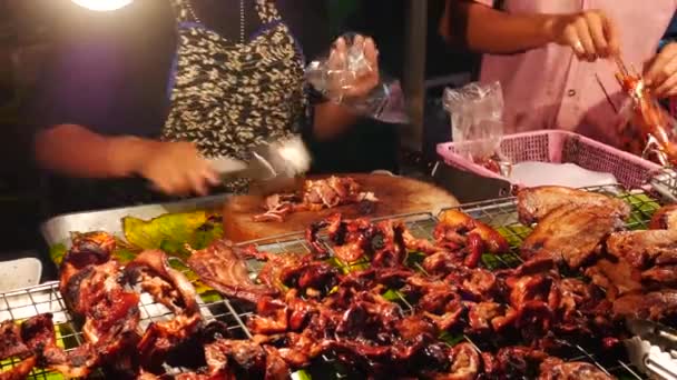 Thaise straatvoedsel verkopers op nacht straat gegrilde kip of Bbq met houtskool, Thailand — Stockvideo