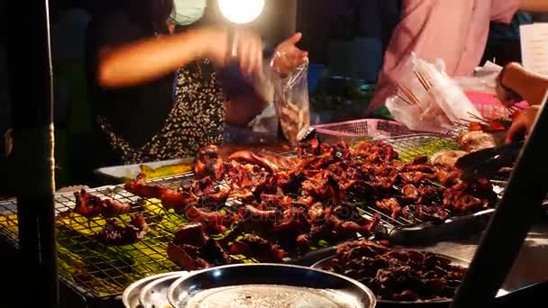 Thai Street Food sellers on night street Grilled Chicken Or BBQ With Charcoal, Thailand — стоковое видео