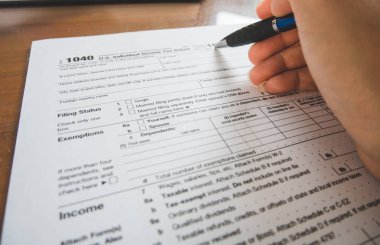 İş kadın el vergisi formundaki ayrıntıları kalem dolgu hold