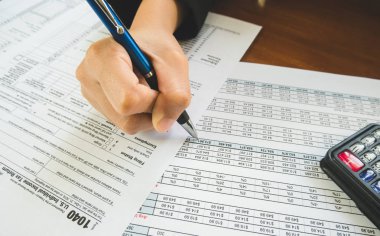 İş kadın el vergisi formundaki ayrıntıları kalem dolgu hold