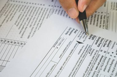 Elini tut kalem iş c vergi formları kağıda işaret noktasında