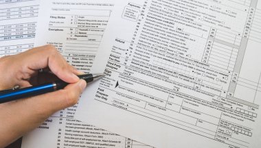 Elini tut kalem iş c vergi formları kağıda işaret noktasında