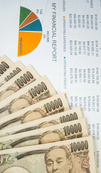 Relatório de demonstração com dinheiro no conceito financeiro . — Fotografia de Stock