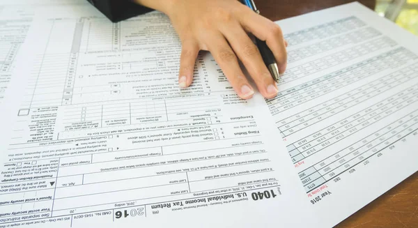 Mujer de negocios asimiento de la mano en el papel formularios de impuestos en el conc de negocios — Foto de Stock