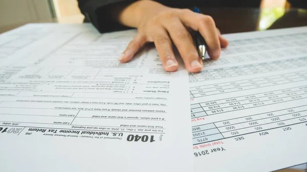 Mujer de negocios asimiento de la mano en el papel formularios de impuestos en el conc de negocios — Foto de Stock