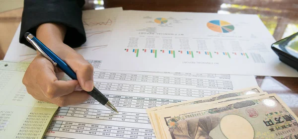 İş kadın elini tut kalem ve deyim veya mali dosya