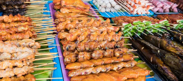 Les stands de nourriture de rue vendant des fruits de mer, poulet grillé, barbecue, là — Photo