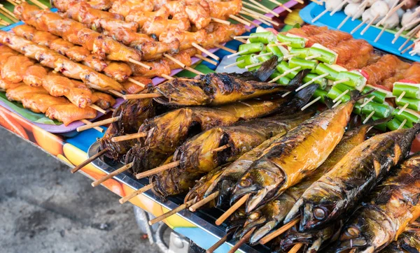 Les stands de nourriture de rue vendant des fruits de mer, poulet grillé, barbecue, là — Photo