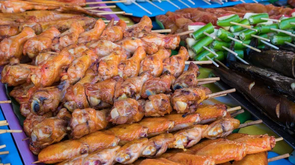 Les stands de nourriture de rue vendant des fruits de mer, poulet grillé, barbecue, là — Photo