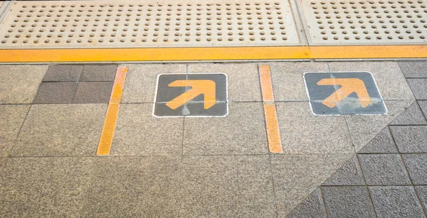 Šipkový ukazatel na nástupiště na vlakovém nádraží — Stock fotografie
