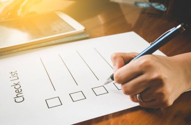 Kapat-kalem tablet VI ile onay listesi kağıt üzerinde tutan el kadar