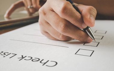 Kapat-kalem tablet VI ile onay listesi kağıt üzerinde tutan el kadar