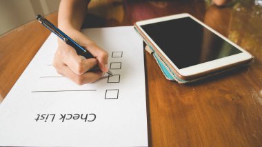 Kapat-kalem tablet VI ile onay listesi kağıt üzerinde tutan el kadar